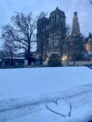 L'établissement Hôtel les Degrés de Notre Dame en hiver