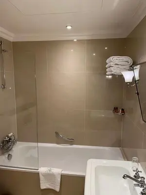 Salle de bains dans l'établissement Hôtel Duc De St-Simon