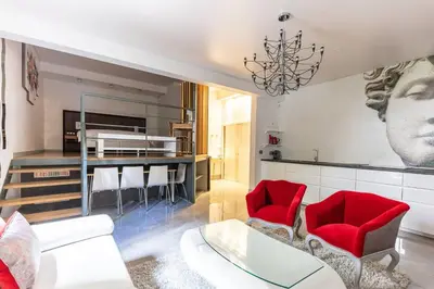 Coin salon dans l'établissement Home in Paris Marais Elegant Flat in Old Paris