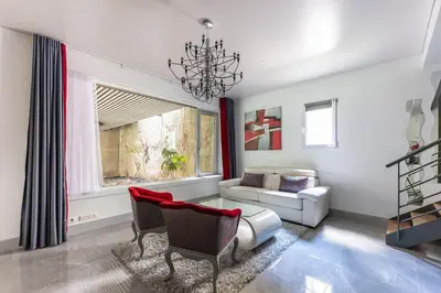 Coin salon dans l'établissement Home in Paris Marais Elegant Flat in Old Paris