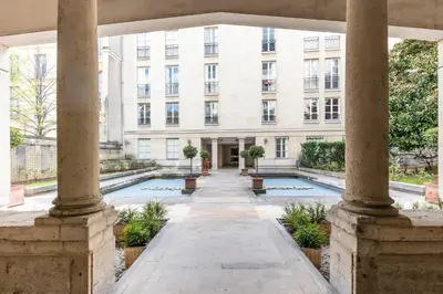 Piscine de l'établissement Home in Paris Marais Elegant Flat in Old Paris ou située à proximité