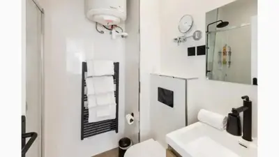 Salle de bains dans l'établissement Amazing 2 Bedroom Parisian flat