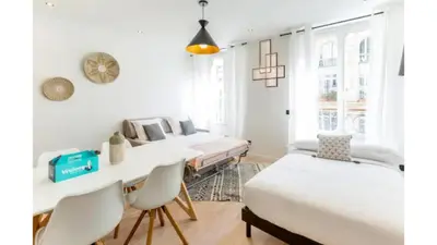 Un ou plusieurs lits dans un hébergement de l'établissement Amazing 2 Bedroom Parisian flat