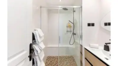 Salle de bains dans l'établissement Amazing 2 Bedroom Parisian flat