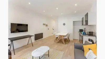 Cuisine ou kitchenette dans l'établissement Amazing 2 Bedroom Parisian flat