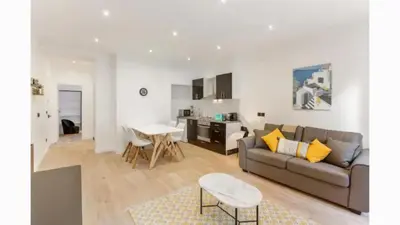 Coin salon dans l'établissement Amazing 2 Bedroom Parisian flat