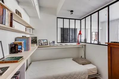 Bibliothèque dans l'appartement