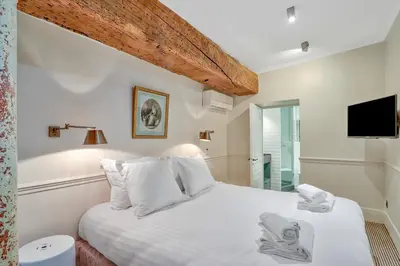 Un ou plusieurs lits dans un hébergement de l'établissement Pick A Flat's Apartments in Saint Germain - Paul-Louis Courier