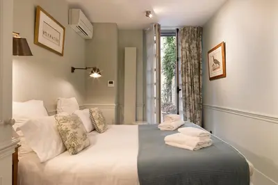 Un ou plusieurs lits dans un hébergement de l'établissement Pick A Flat's Apartments in Saint Germain - Paul-Louis Courier