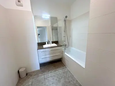 Salle de bains dans l'établissement L'appartement Rostro