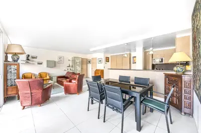 Cuisine ou kitchenette dans l'établissement Maillot Ternes - Saint Ferdinand 3bdr