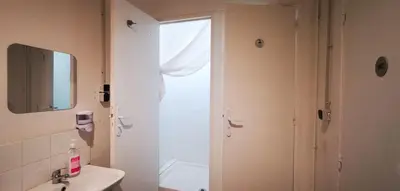 Salle de bains dans l'établissement Le Coffice Auberge de Jeunesse