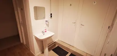 Salle de bains dans l'établissement Le Coffice Auberge de Jeunesse