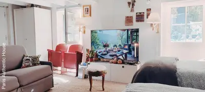 Télévision ou salle de divertissement dans l'établissement PARIS AUTHENTIC HOUSE Métro Line 14 Station Hôpital Bicêtre, RER B Gentilly