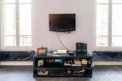 Télévision ou salle de divertissement dans l'établissement Spacious 1 Bedroom Apartment in Paris