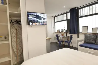 Télévision ou salle de divertissement dans l'établissement Amazing Comfy Studio - Canal Saint Martin