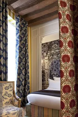 Un ou plusieurs lits dans un hébergement de l'établissement Hôtel du Petit Moulin, Haute Couture hotel by Lacroix