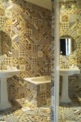 Salle de bains dans l'établissement Hôtel du Petit Moulin, Haute Couture hotel by Lacroix