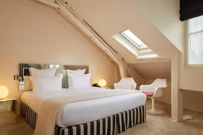 Un ou plusieurs lits dans un hébergement de l'établissement Hôtel du Petit Moulin, Haute Couture hotel by Lacroix