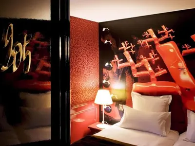 Un ou plusieurs lits dans un hébergement de l'établissement Hôtel du Petit Moulin, Haute Couture hotel by Lacroix