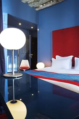 Un ou plusieurs lits dans un hébergement de l'établissement Hôtel du Petit Moulin, Haute Couture hotel by Lacroix