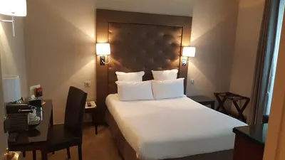 Un ou plusieurs lits dans un hébergement de l'établissement Hotel Saint Cyr Etoile