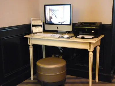 Télévision ou salle de divertissement dans l'établissement Hotel Saint Cyr Etoile