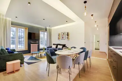 Télévision ou salle de divertissement dans l'établissement Spacious apartment - 2B-10P - AC - Marais