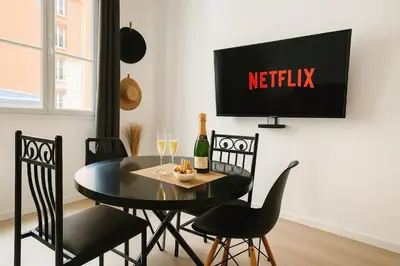 Télévision ou salle de divertissement dans l'établissement ARC DE TRIOMPHE-CARNOT Luxury & Design