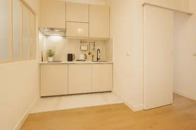 Cuisine ou kitchenette dans l'établissement ARC DE TRIOMPHE-CARNOT Luxury & Design