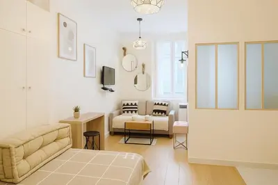 Télévision ou salle de divertissement dans l'établissement ARC DE TRIOMPHE-CARNOT Luxury & Design