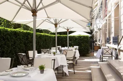 Restaurant ou autre lieu de restauration dans l'établissement La Réserve Paris Hotel & Spa