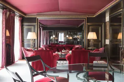 Coin salon dans l'établissement La Réserve Paris Hotel & Spa