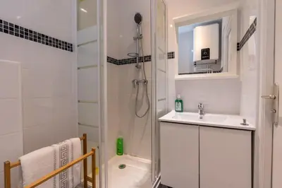 Salle de bains dans l'établissement Charmant 2 pièces pour 4 personnes à Courbevoie