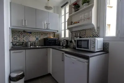 Cuisine ou kitchenette dans l'établissement Charmant 2 pièces pour 4 personnes à Courbevoie