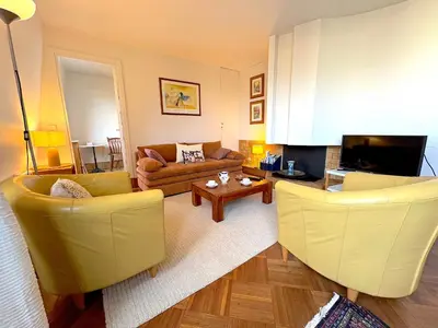 Télévision ou salle de divertissement dans l'établissement Le Penthouse Thorigny