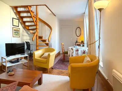 Télévision ou salle de divertissement dans l'établissement Le Penthouse Thorigny
