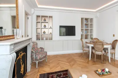 Télévision ou salle de divertissement dans l'établissement Luxury Montaigne apartment