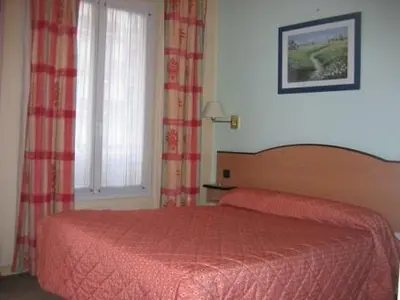 Un ou plusieurs lits dans un hébergement de l'établissement Hotel Ferney République