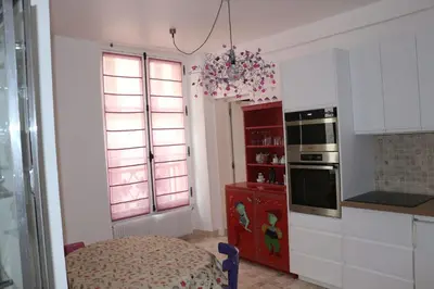 Cuisine ou kitchenette dans l'établissement Superb apartment in the Marais