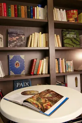Bibliothèque dans l'hôtel