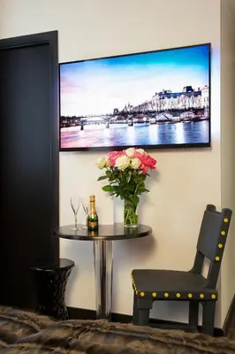 Télévision ou salle de divertissement dans l'établissement Hôtel le Clos de Notre Dame