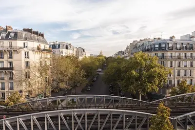 Vue générale sur Paris ou vue de la ville depuis l'hôtel