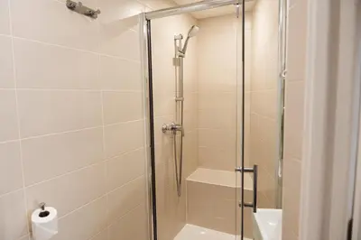 Salle de bains dans l'établissement Hôtel Eiffel Segur