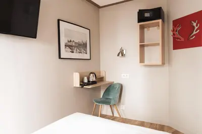 Télévision ou salle de divertissement dans l'établissement Hôtel Eiffel Segur