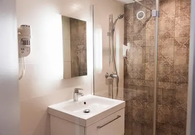 Salle de bains dans l'établissement Hôtel Eiffel Segur