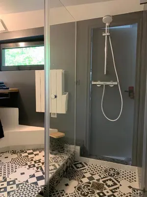 Salle de bains dans l'établissement Péniche 