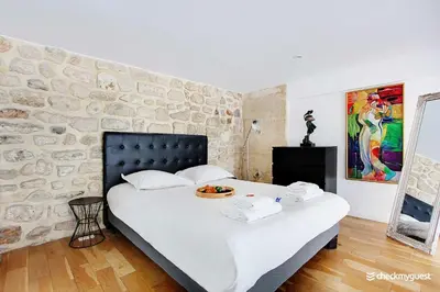 Un ou plusieurs lits dans un hébergement de l'établissement Elegant apartment - 1BR-6P- Grands Boulevards