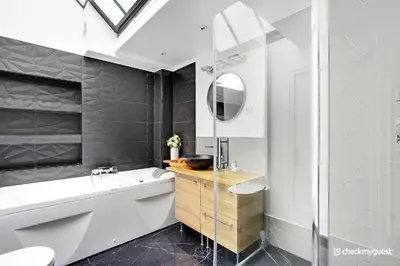 Salle de bains dans l'établissement Elegant apartment - 1BR-6P- Grands Boulevards