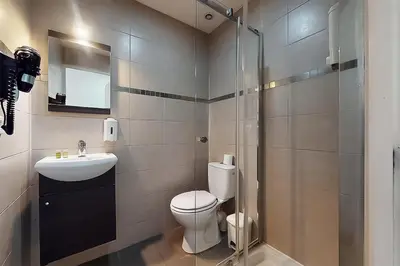 Salle de bains dans l'établissement Hôtel de Ménilmontant